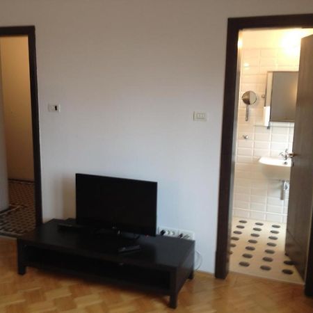 Central Studio Across From Intercontinental Bucarest Esterno foto