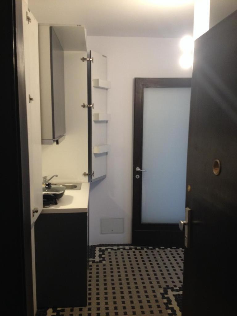 Central Studio Across From Intercontinental Bucarest Esterno foto