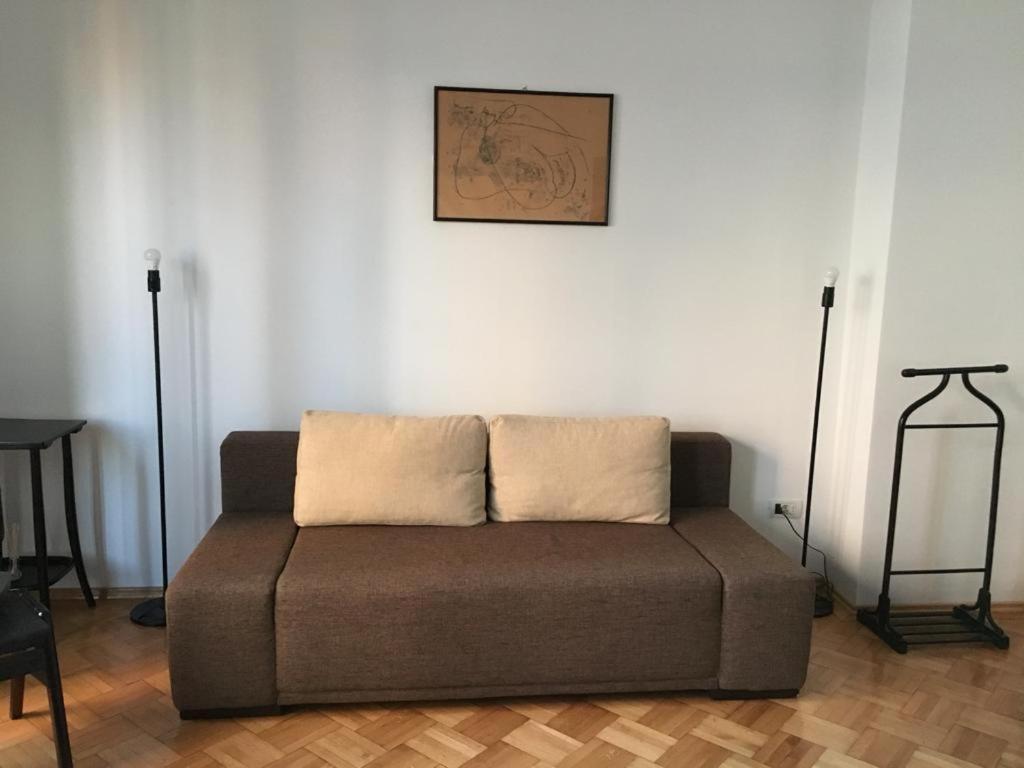 Central Studio Across From Intercontinental Bucarest Esterno foto