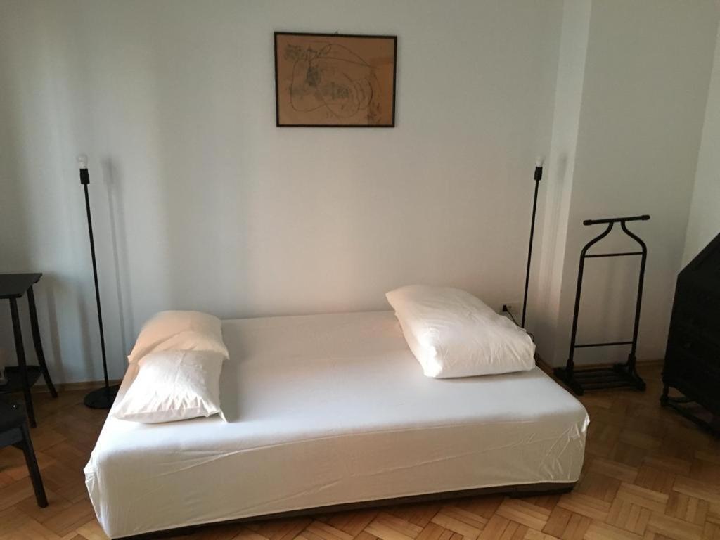 Central Studio Across From Intercontinental Bucarest Esterno foto